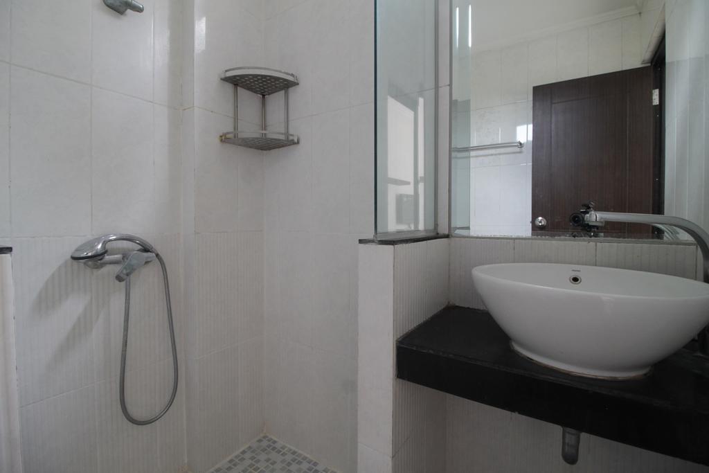 Reddoorz Plus Near Ambassador Mall Jakarta Kültér fotó